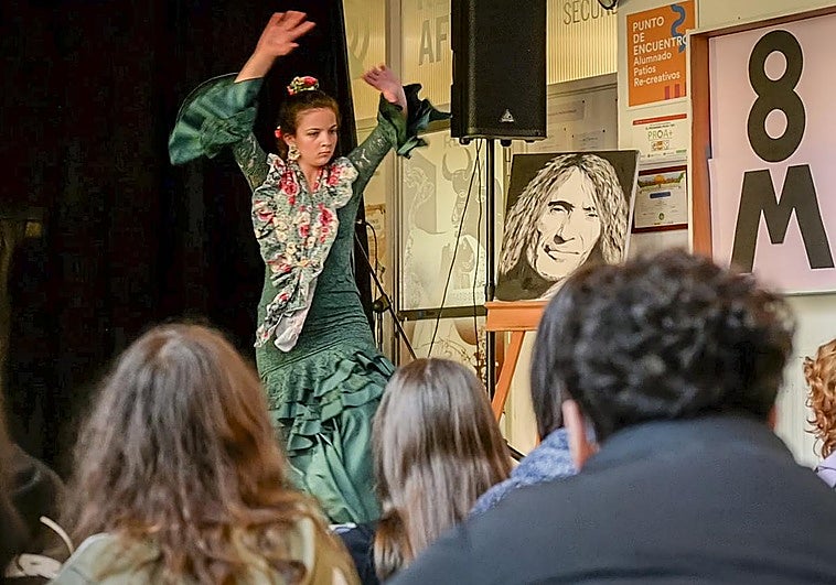 Una bulería frente al retrato de Robe en el Reino Aftasí